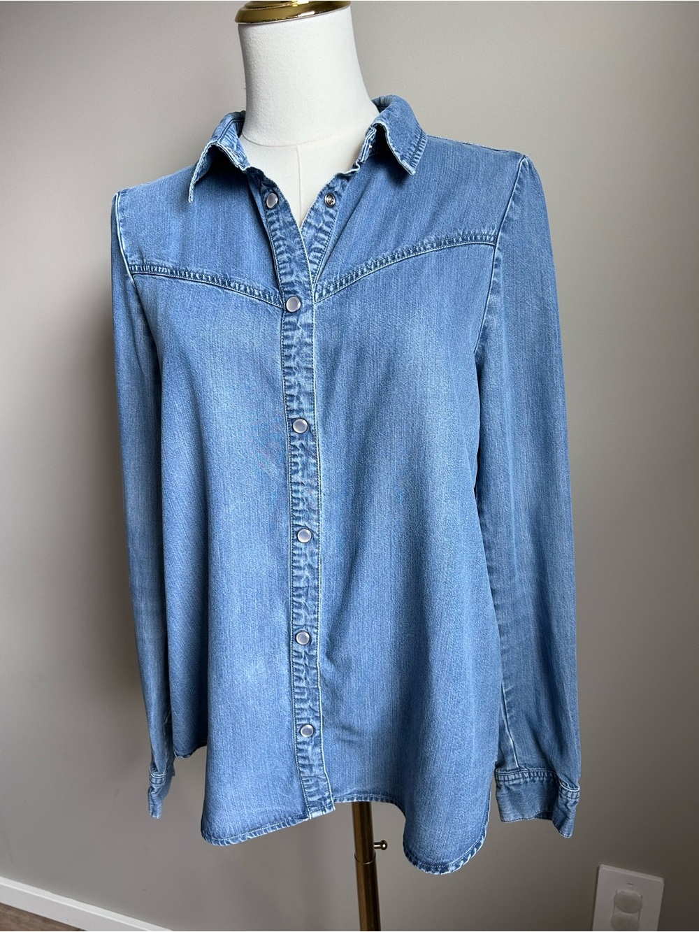 Silver Jeans Co. Light Blue Denim jean Shirt pearlized snap buttons western